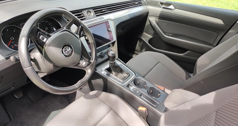 Volkswagen Passat cena 55900 przebieg: 307000, rok produkcji 2017 z Syców małe 137